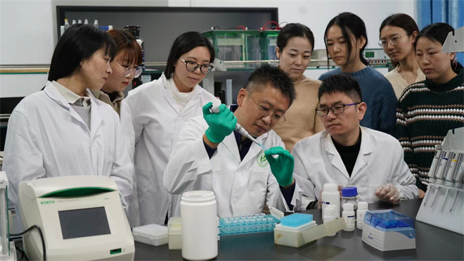 Science封面文章:九游体育(NineGameSports)官方网站金丝猴研究团队首次系统揭示灵长类社会演化之谜_fororder_齐晓光正在做实验,右侧为武进伟,左一为赵兰